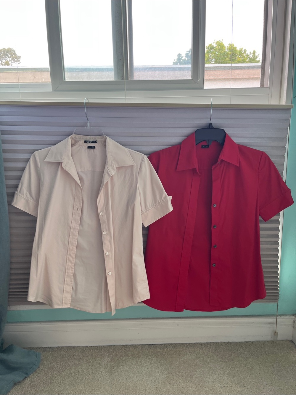EUC 2 Aniston style button down short sleeve Theory Red & Cream shirts, size P